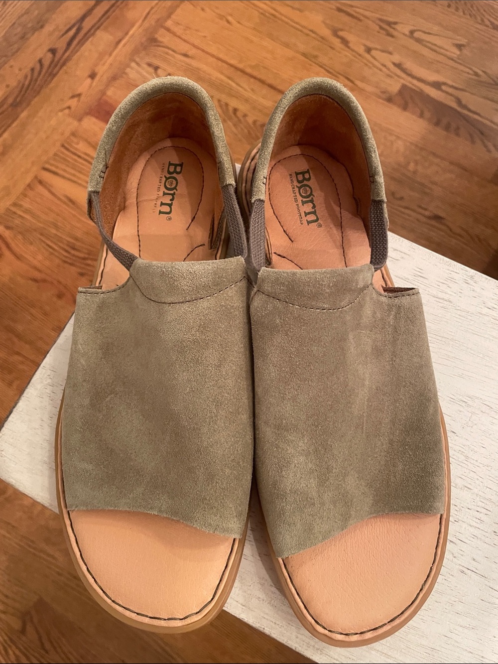 Born Cove Modern olive suede sandal sz 9